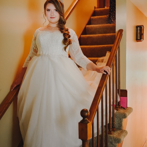 Oleg Cassini Wedding Gown - Picture 4 of 12